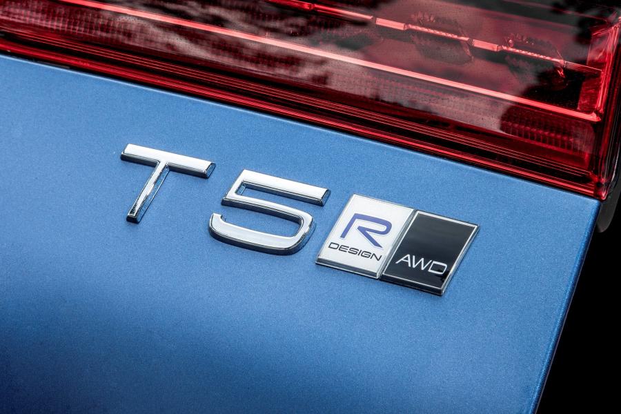 Логотип Volvo XC60 T5 R-Design 2017 года  (UK) (фото 18 из 26)